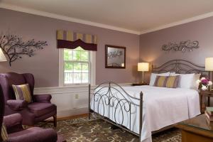 Lower Waterford的住宿－兔子山賓館，卧室配有床、椅子和窗户。