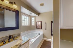 Ένα μπάνιο στο Lagoon Sunrise 205 Private condo near the beach with water views, soaking tub, grill - pool access +13 φωτογραφίες