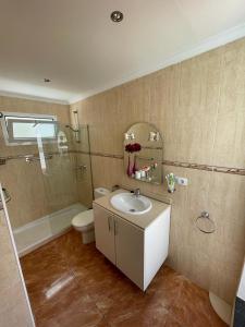 uma casa de banho com um lavatório, um WC e um chuveiro em Casa Princesa em Tías