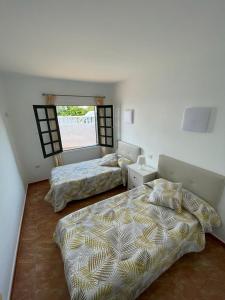 um quarto com 2 camas e uma janela em Casa Princesa em Tías
