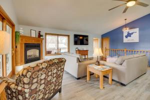 sala de estar con sofá y chimenea en Private Family Lakefront Retreat with Beautiful View, en Spicer
