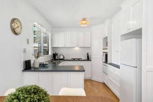 Kuchyň nebo kuchyňský kout v ubytování Bonnyvale Beach Shack- Pet friendly, walk to the beach!