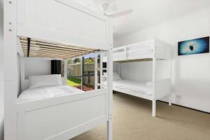 Postel nebo postele na pokoji v ubytování Bonnyvale Beach Shack- Pet friendly, walk to the beach!