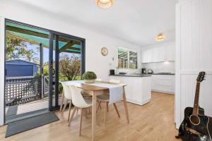 Kuchyň nebo kuchyňský kout v ubytování Bonnyvale Beach Shack- Pet friendly, walk to the beach!