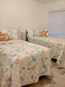 a bedroom with two beds and a couch at Windsor place in Hermitage