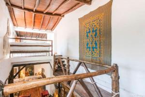uma escada num quarto com uma pintura na parede em Azoia Wind Mill em Azoia