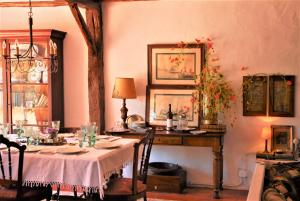 une salle à manger avec une table et une table dans l'établissement Azoia Wind Mill, à Azoia