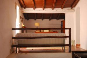 Un pat sau paturi într-o cameră la Azoia Wind Mill