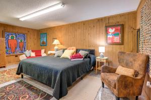 1 dormitorio con 1 cama y 1 silla en Enchanting Cabin with Mother-In-Law Suite Mtn Views, en Robbinsville