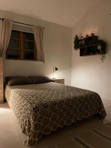1 dormitorio con cama y ventana en Beautiful House, just a few km from the vibrant center of Copenhagen en Hvidovre