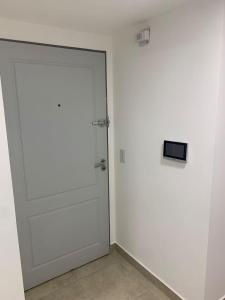 a door in a room with a white wall at Departamento del centro in Neuquén
