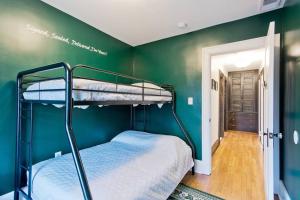 底特律的住宿－MotownBnB. Come stay and play, the Motown way! 7BDR，一间卧室设有两张双层床和绿色的墙壁
