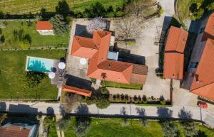 uma vista superior de uma casa com um quintal em Casas de Vila Pouca em Mondim de Basto