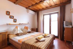 - une chambre avec un grand lit dans l'établissement Apartments and rooms by the sea Nemira, Omis - 2781, à Omiš