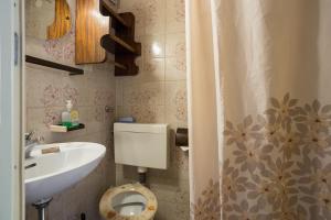 y baño con aseo y lavamanos. en Apartments and rooms by the sea Nemira, Omis - 2781 en Omiš