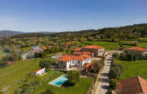 una vista aérea de una casa con piscina en Casas de Vila Pouca en Mondim de Basto