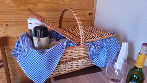 a basket sitting on a table with a bottle of wine at Pousada Recanto das Cachoeiras in Urubici +34 photos