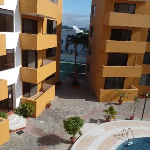 einen Blick vom Balkon eines Apartmentgebäudes in der Unterkunft Playa Azul in Tonsupa