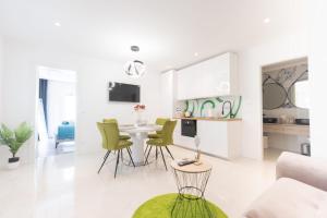 Blue Ivy في مْليني: غرفة معيشة بيضاء مع طاولة وكراسي خضراء
