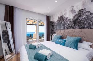 una camera da letto con un letto con cuscini blu e bianchi di Blue Ivy a Mlini