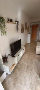 sala de estar con TV de pantalla plana en la barra en Cala Las Sirenas en Almería