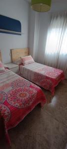2 nebeneinander sitzende Betten in einem Schlafzimmer in der Unterkunft Cala Las Sirenas in Almería