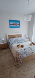 ein Schlafzimmer mit einem Bett und einem Wandgemälde in der Unterkunft Cala Las Sirenas in Almería