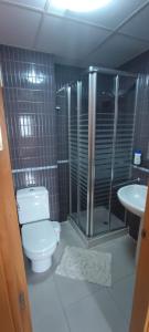 La salle de bains est pourvue de toilettes, d'une douche et d'un lavabo. dans l'établissement Cala Las Sirenas, à Almería
