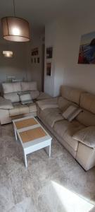 sala de estar con sofá y mesa de centro en Cala Las Sirenas en Almería