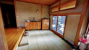 pusty pokój z pokojem z drewnianymi drzwiami i pokojem z pokojem w obiekcie 富士吉田かつまたや w mieście Fujiyoshida