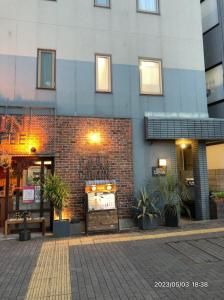 una fachada de un edificio con una panadería en una calle en Good Diner Inn Copain, en Tokio