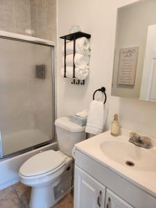 a bathroom with a toilet and a sink at Casita En Miami in Miami