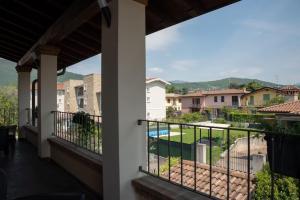 - une vue depuis le balcon d'une maison dans l'établissement Terra Sole Aria Home Brescia, à Piazza