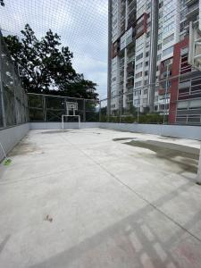 an empty basketball court in a city with buildings at Lujoso apartamento piscina\gym in Floridablanca