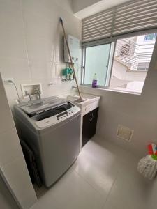 a small kitchen with a stove and a sink at Lujoso apartamento piscina\gym in Floridablanca