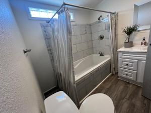 uma casa de banho com um chuveiro, uma banheira e um WC. em The Sequoia guesthouse em Miramonte