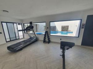 Habitación con gimnasio con cinta de correr y ventanas en FIESTA MIRAMAR, en Ciudad Madero