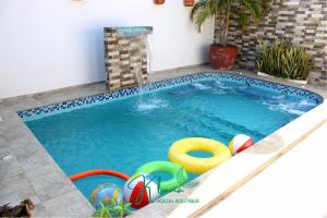 una piscina con un flotador y bolas en ella en K Luna Hostal Boutique, en Ríohacha