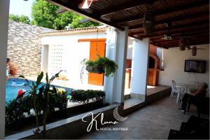 une terrasse couverte d'une maison avec une piscine dans l'établissement K Luna Hostal Boutique, à Ríohacha