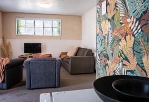 uma sala de estar com dois sofás e uma televisão em Clyde Central em Clyde