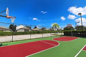 Pool Home in Famous Windsor Palms Resort 4 Miles to Disney, Free Resort Amenities في كيسيمي: ملعب كرة سلة مع طوق لكرة السلة