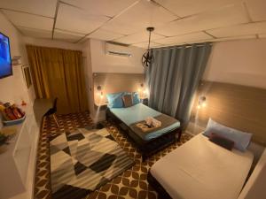 En eller flere senge i et værelse på Hotel Tamaiti