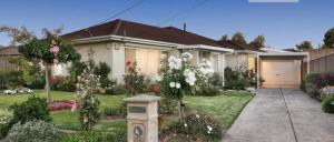 una casa con un jardín delante de ella en Guest ensuite 7 minutes from airport, en Melbourne