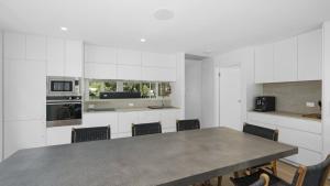 Nhà bếp/bếp nhỏ tại Hop Skip and Jump To The Beach