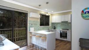 Kuchyň nebo kuchyňský kout v ubytování Beach Point - Wifi, Pet Friendly & Airconditioned