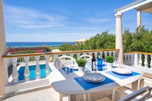 una mesa en el balcón con vistas al océano en Can Poriol, en Alaior