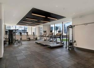 メルボルンにあるStunning 2-Bed Apartment with Panoramic CBD Viewsのジム(多くのエクササイズ機器、窓付)