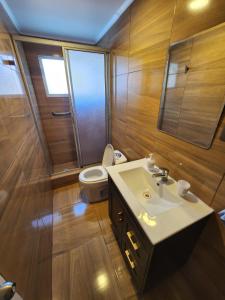 uma casa de banho com um lavatório e um WC em Casa blanca bella vista em Tongoy