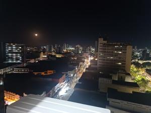uma vista da cidade à noite em AP CENTRAL em Campina Grande