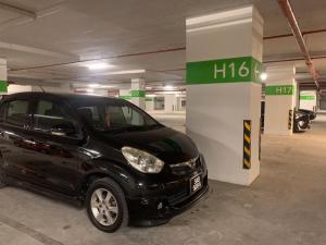 コタキナバルにあるBlue Sky Apartment at Sutera Avenue 5-6 PAXの小黒車